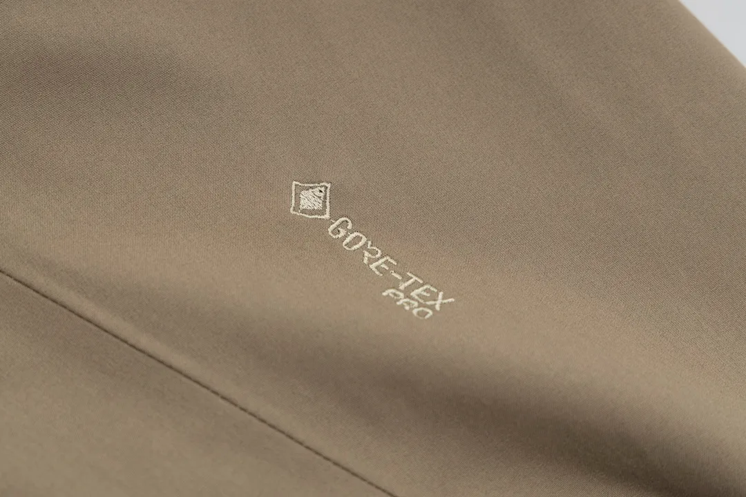 ARCTERYX beta SV ZP YKK ， ， ， 。 Beta LT ， 。 bluesign@ N 3LGORE-TEX ， Wear-Resistant， 、 Breathable， 。 Storm Hood™ ， Water Tight™ ， ， ， 。 BETA： 。 ， Wear-Resistant。 GORE-TEX： 、 、Breathable 。 ，VISLON ， Velcro ， Zip-in， ARC TERYX